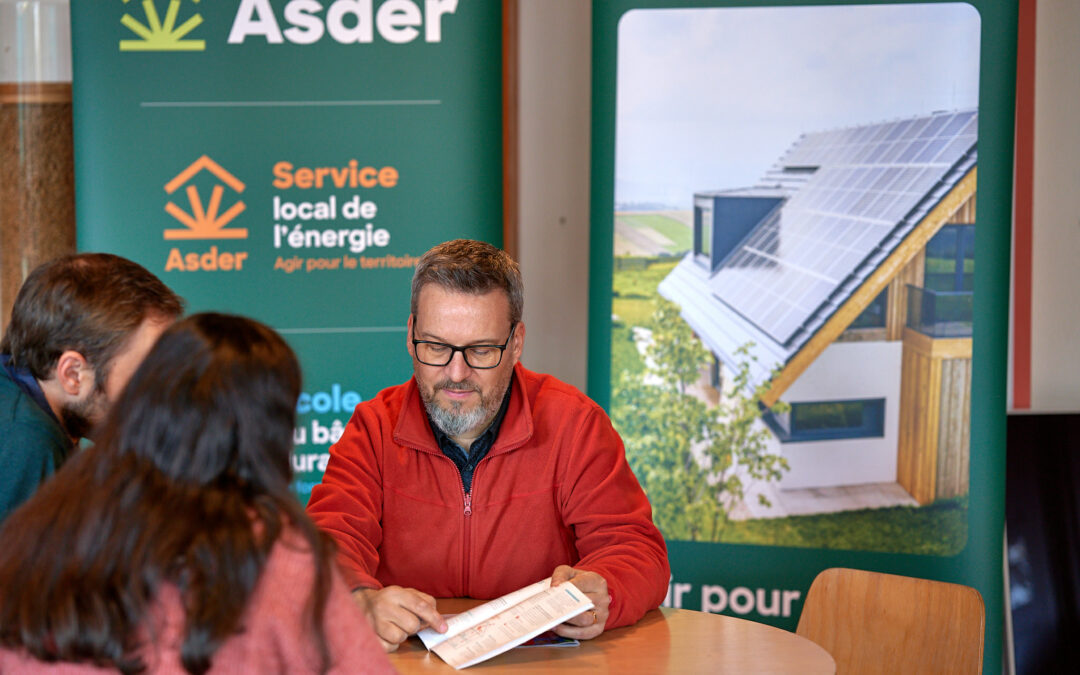 Personnes discutant avec un professionnel